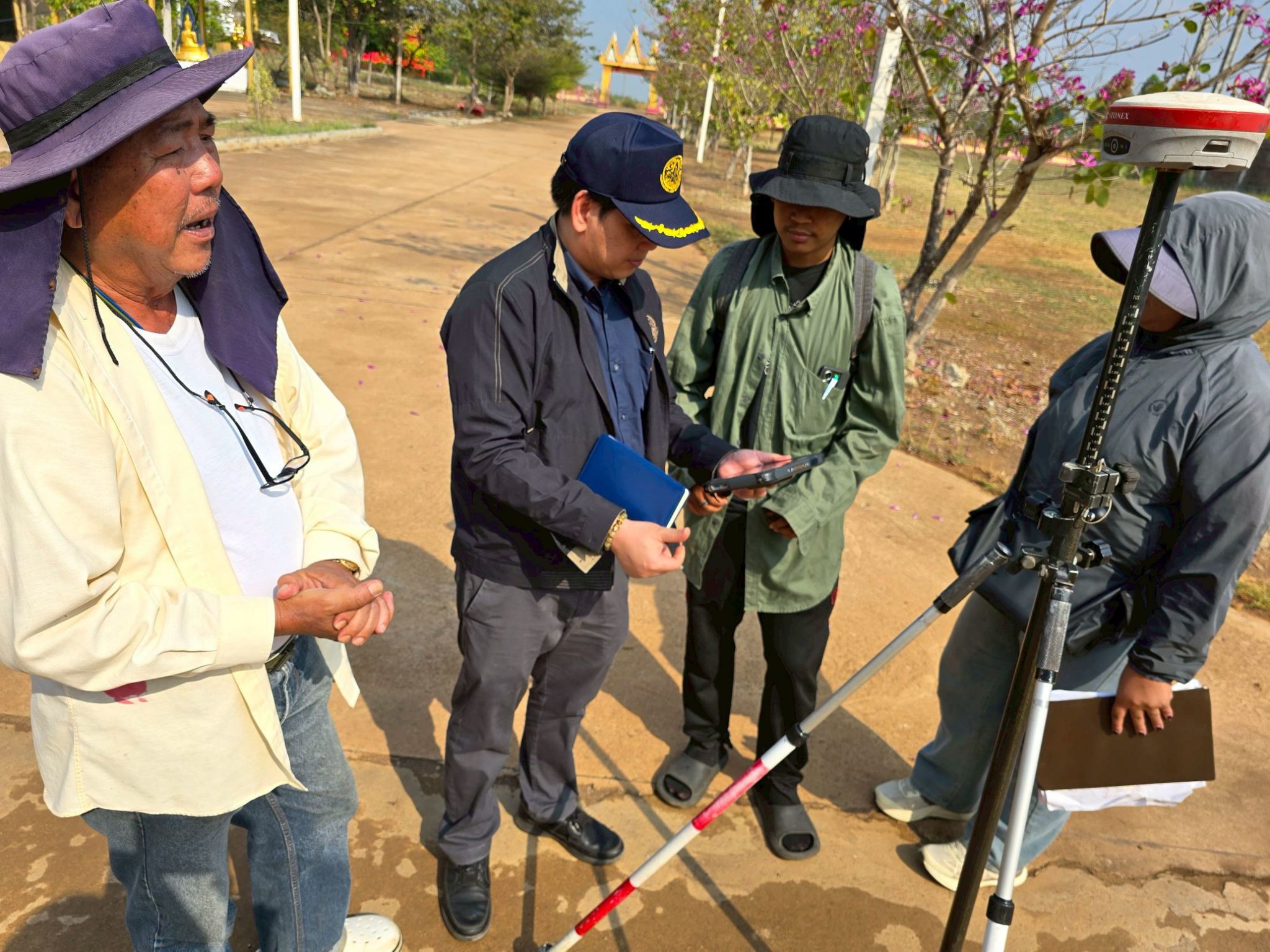 title - วันพุธที่ 21 มกราคม 2569 เวลา 10.00 น. นายวิทูล ประดิษฐบุญ ปฏิรูปที่ดินจังหวัดปราจีนบุรี  และเจ้าหน้าที่ ส.ป.ก. ปราจีนบุรี ลงพื้นที่ตรวจสอบพื้นที่ขอใช้ที่ดินในเขตปฏิรูปที่ดิน  ณ อำเภอนาดี และอำเภอกบินทร์บุรี จังหวัดปราจีนบุรี